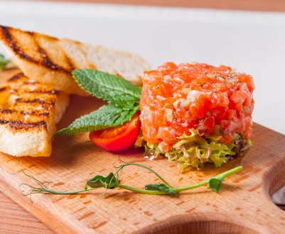 Новорічна вечеря з тартаром із лосося