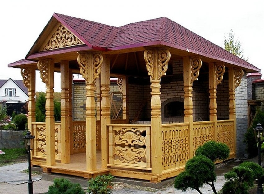 Бесідка з різної дошки