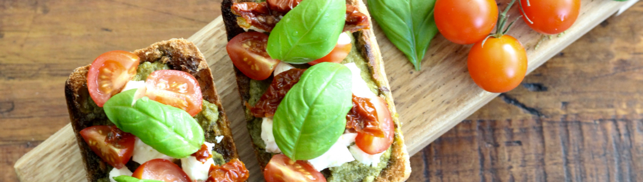 Новорічна закуска: брускетта з в'яленими помідорами та ніжним сиром