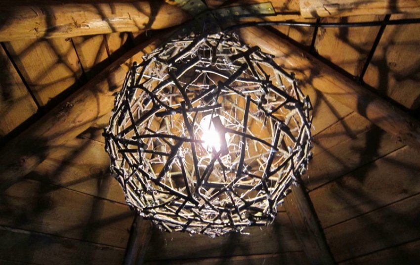 Світильник з гілок