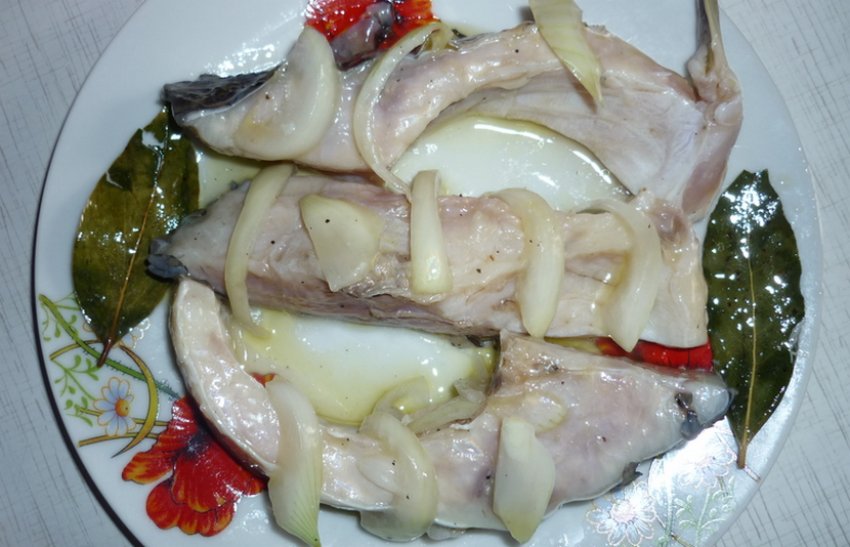 Маринованная рыба с маслом луком