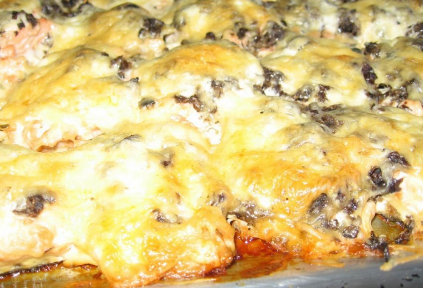 Горбуша запечена в сметанно-грибному соусі