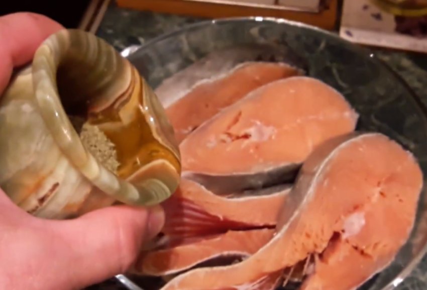 Приготовление кеты на сковороде. Кухня наизнанку кета. Вкусно приготовить кету на сковороде сочно. Приготовить кету вкусно сочно и просто. Как замариновать кету для жарки.
