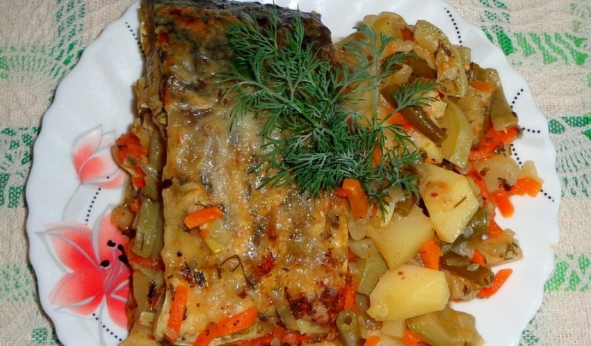 Карась тушкований з овочами