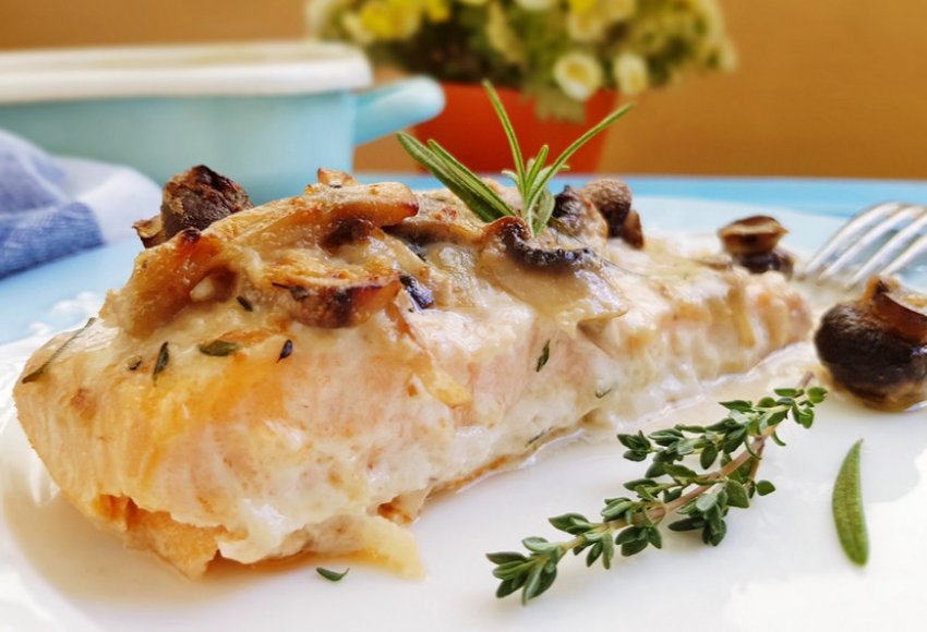 Кета з грибною підливою