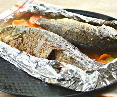 Як приготувати карася в духовці у фользі