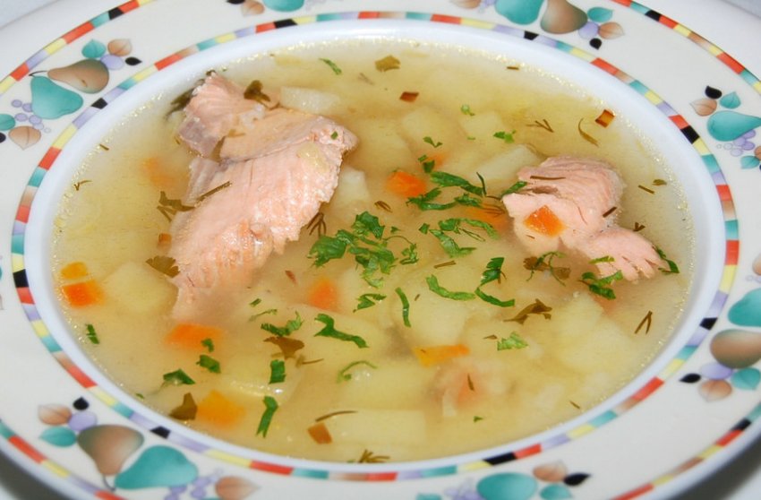 Уха з консервованої горбуші з картоплею Уха з консервованої горбуші з картоплею