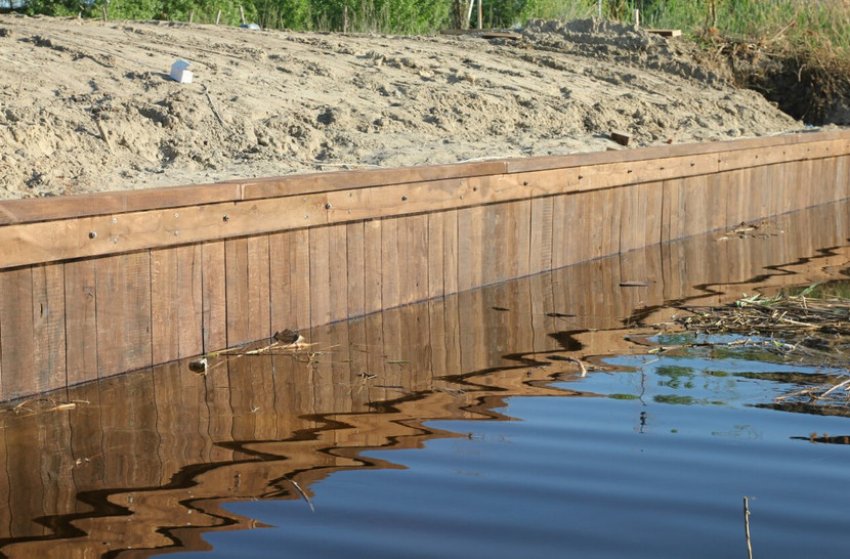 Зміцнення берега дубовими дошками Зміцнення берега дубовими дошками