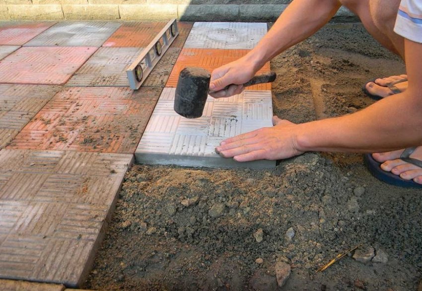 Укладка шару піску і плитки Укладка шару піску і плитки