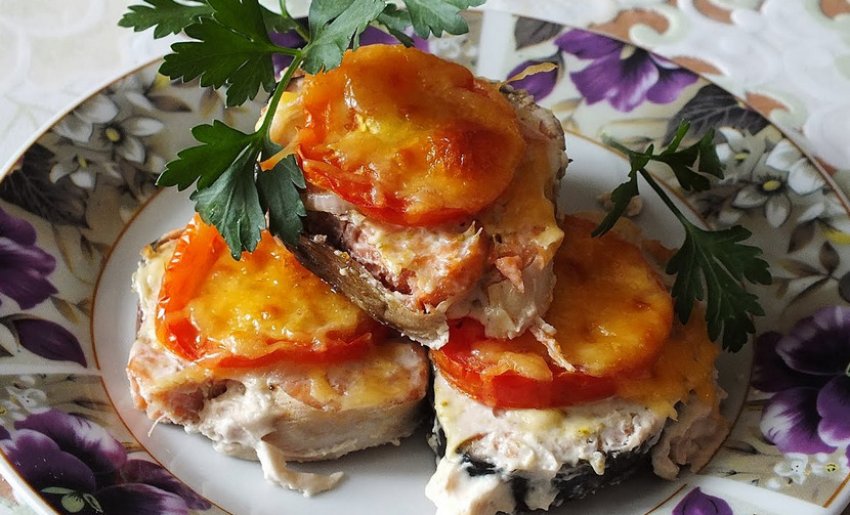 Горбуша з помідорами, сиром і картоплею Горбуша з помідорами, сиром і картоплею