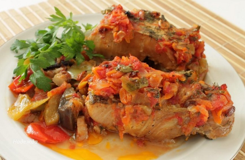 Карась тушкований з овочами