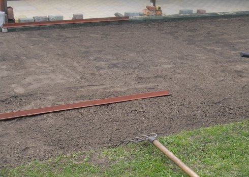 Як вирівняти ділянку під газон на дачі своїми руками