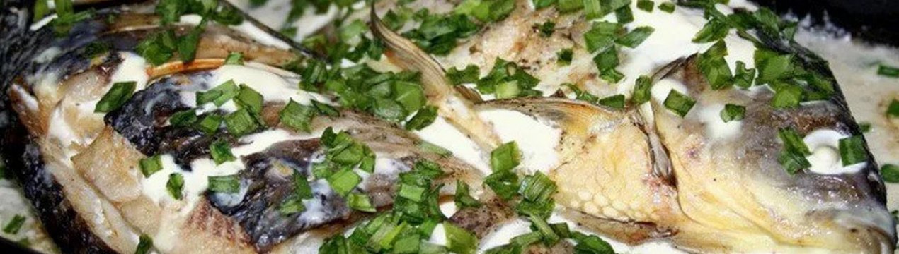 Як тушкувати карася на сковороді та в мультиварці