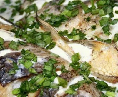 Як тушкувати карася на сковороді та в мультиварці