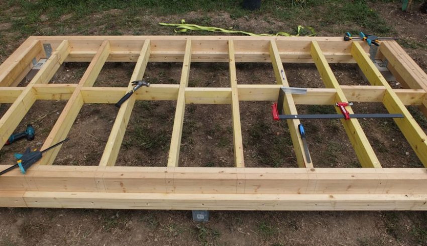 Нижня обв[1]ятати, що всі матеріали з дерева слід обробити волого захисними та протигрибковими препаратами.