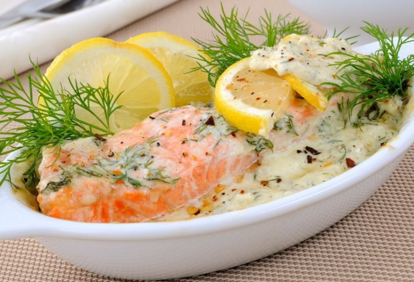 Горбуша з підливою з грибів і сметани Горбуша з підливою з грибів і сметани