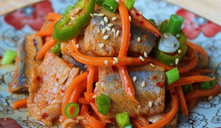 Хе с щуки с морковью луком. Хе по корейски. Рыба Хе по-корейски. Хе из карася по-корейски. Блюдо Хе из рыбы.