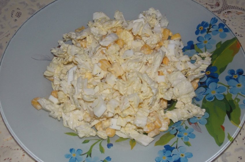 Салат із капустою, кукурудзою та яйцем Салат із капустою, кукурудзою та яйцем