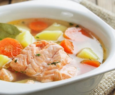 Як зварити юшку з горбуші в домашніх умовах і на багатті