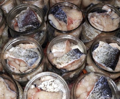 Як приготувати консерви з риби в мультиварці