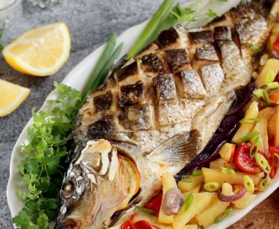 Як приготувати сазана в духовці з картоплею: покрокові рецепти