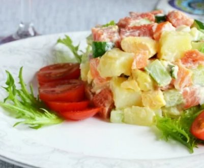 Як приготувати салат із солоною горбушею