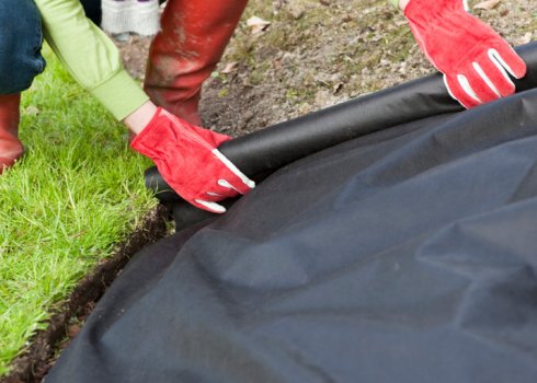 Потрібно стелити геотекстиль під газон, його вибір і укладання