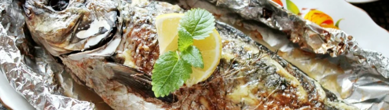 Як приготувати сазана, запеченого в духовці зі сметаною