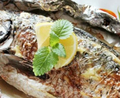 Як приготувати сазана, запеченого в духовці зі сметаною