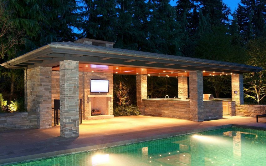 Кам'яна напіввідкрита бесідка з банею