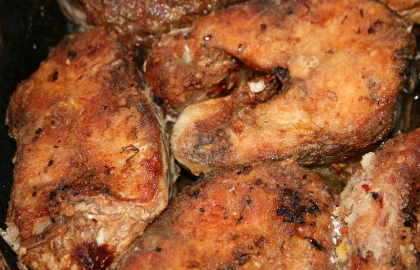 Смажене м'ясо білого амура Смажене м'ясо білого амура