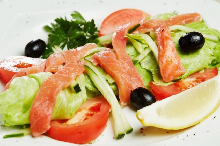 Салат із кетою холодного копчення та оливками Салат із кетою холодного копчення та оливками