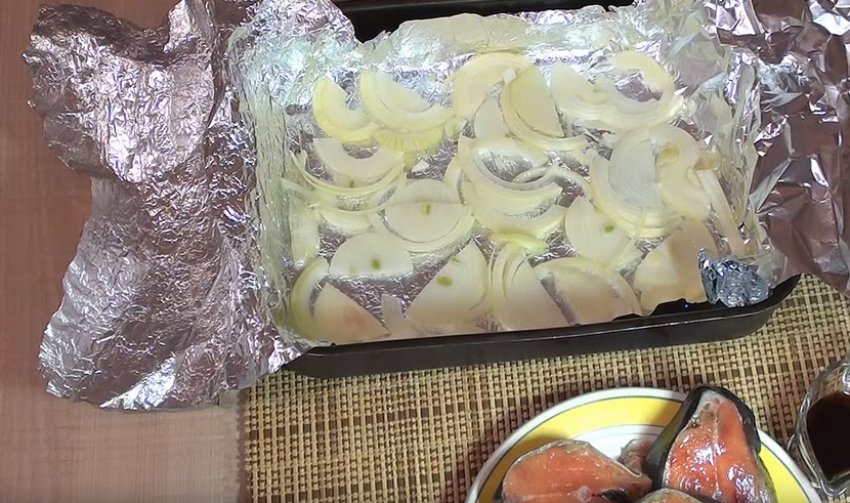 горбуша в фольге с овощами и сыром в духовке. горбуша порционно в фольге в духовке. горбуша с овощами в духовке в фольге порционное. горбуша запеченная в духовке в фольге. кусочки горбуши в фольге.