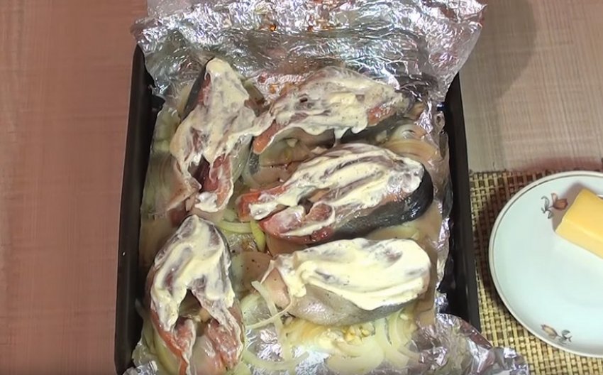 Горбуша в духовке в фольге. Горбуша в духовке с майонезом. Овощи в фольге в духовке. Горбуша порционно в фольге в духовке. Горбуша в духовке в фольге кусочками.