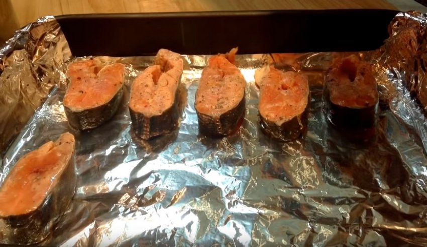 Рыба горбуша в духовке в фольге. Сколько горбушу запекать в духовке в фольге. Горбуша с картошкой в фольге. Сколько горбушу запекать в духовке в фольге. Горбуша в духовке в фольге.