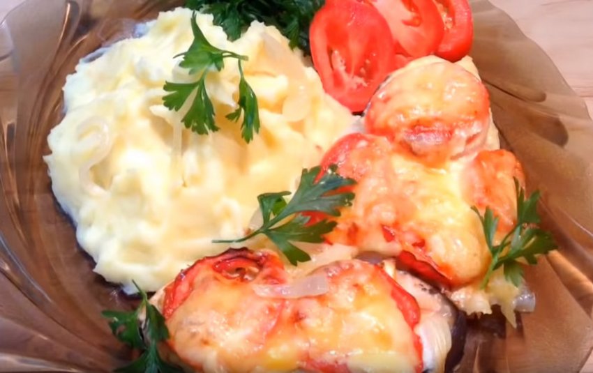 Стейк із помідорами та сиром