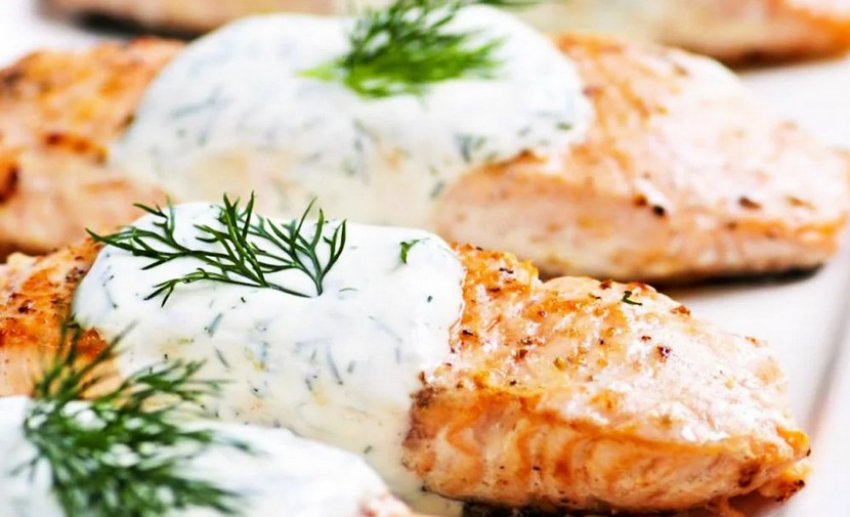 Горбуша запечена зі сметанною та грибами