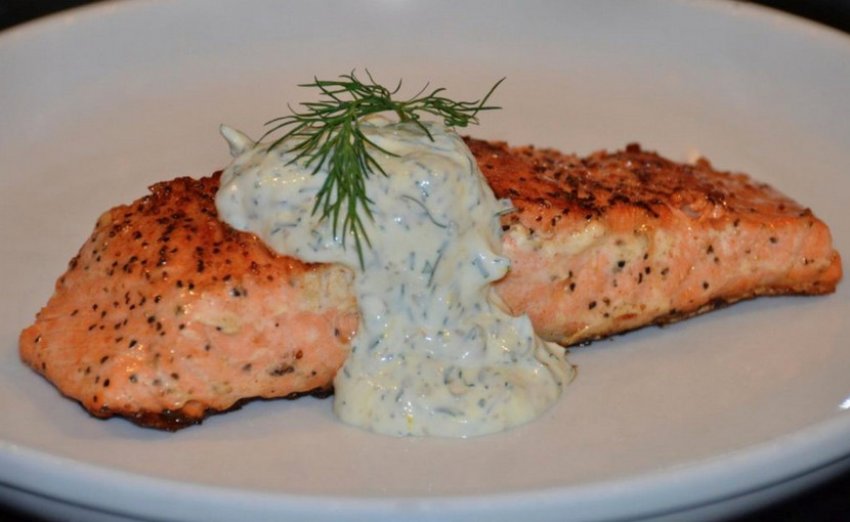 Горбуша запечена зі сметанною та грибами