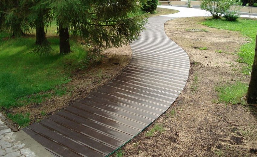 Ізвилиста доріжка з декінгу