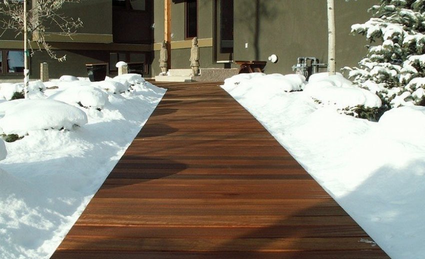 Очищена від снігу доріжка