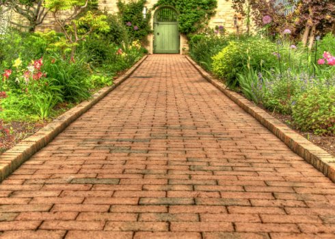 Як зробити садову доріжку з цегли власноруч