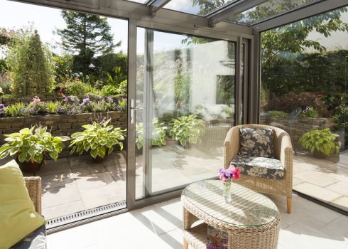 Опис видів розповзному склінню для веранд і терас, його установка своїми руками