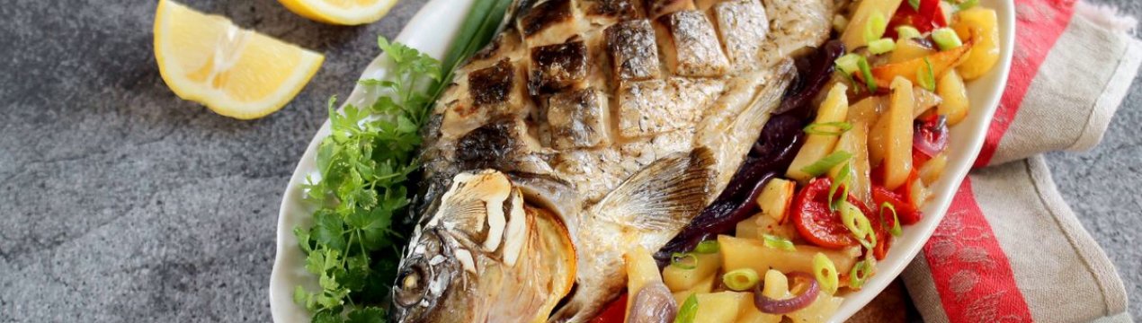 Як приготувати запеченого сазана в духовці з овочами