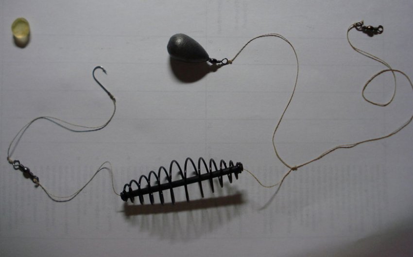 Донка з годівницею Донка з годівницею