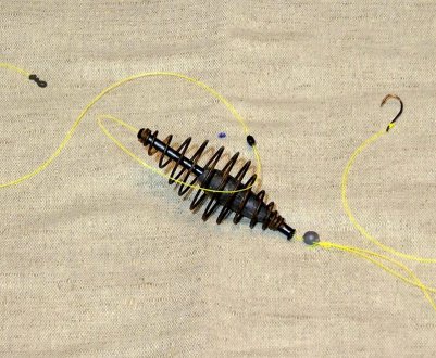 Як зібрати снасть із годівницею на карася