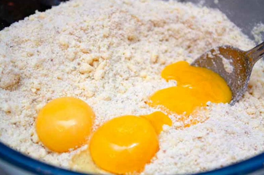 Приготування тіста з яєчними жовтками Приготування тіста з яєчними жовтками