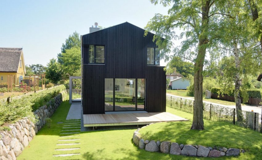 Двоповерховий будинок на невеликій ділянці