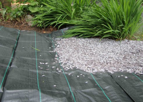 Как выбрать геотекстиль для садовых дорожек и как правильно укладывать материал