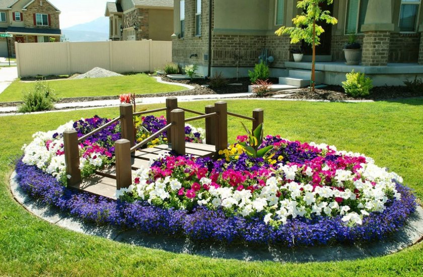 как разместить клумбы на участке фото открытки
