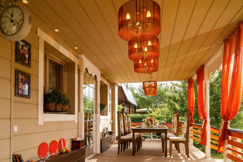 Люстри на веранді